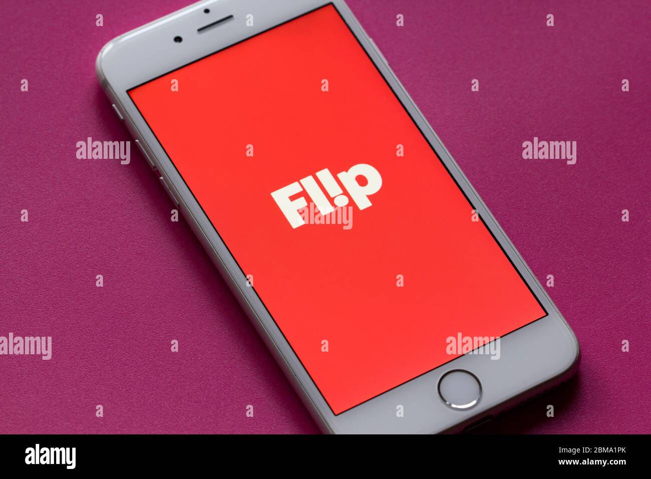 La página de bienvenida de la aplicación móvil Flip Fit se ve en un teléfono. La nueva aplicación de compras sociales tiene como objetivo combinar las redes sociales y la moda en la experiencia de compra en línea. Foto de stock