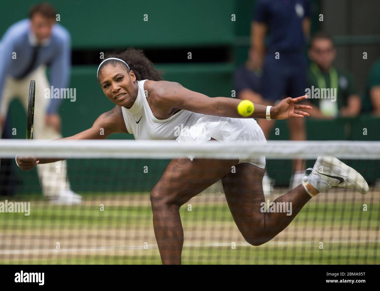 9 de julio de 2016, Center Court, Wimbledon, Londres: Serena Williams (EE.UU.) en acción contra Angelique Kerber, (GER) durante la final de las mujeres solteras. Foto de stock
