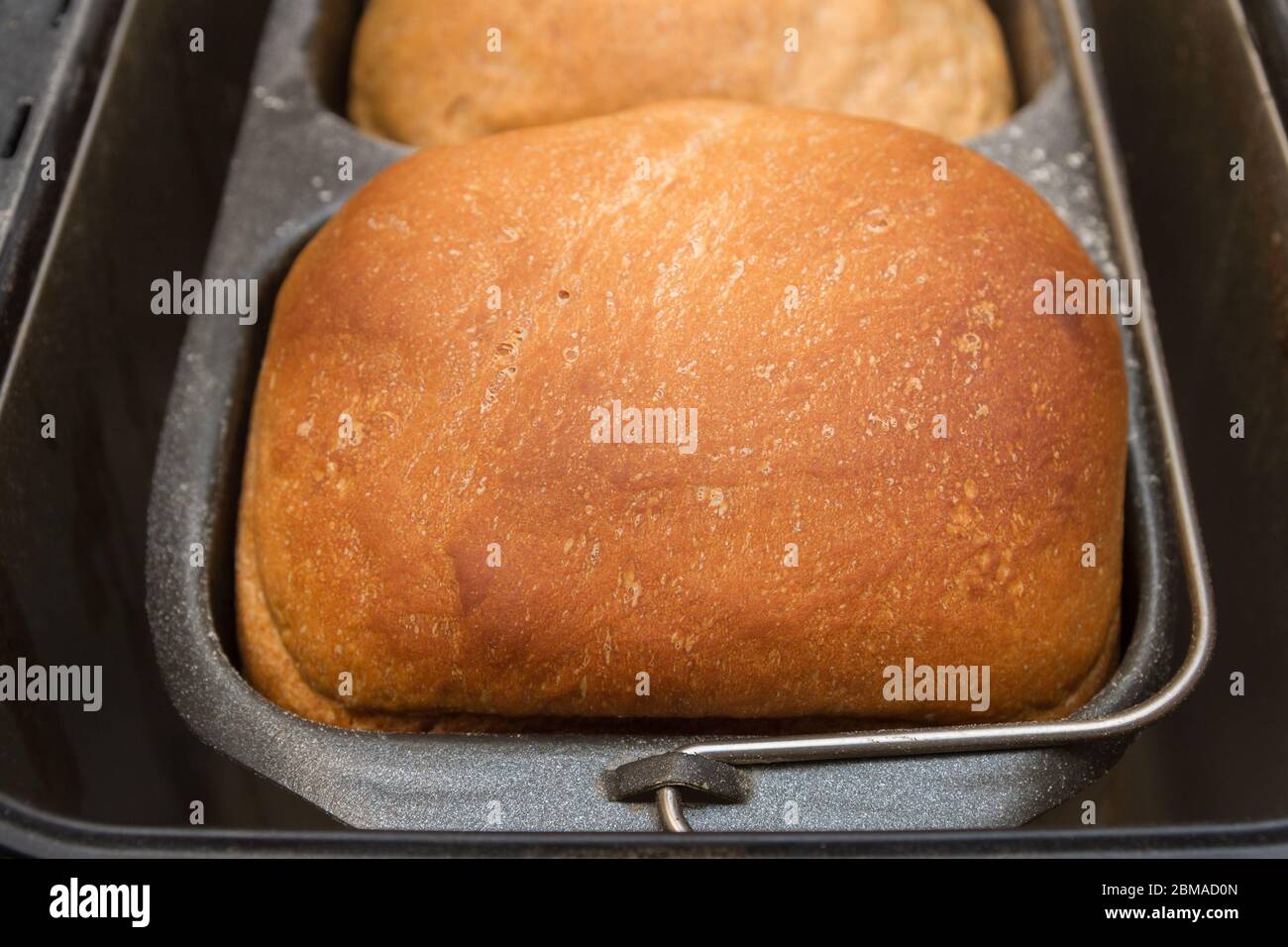 El pan casero se prepara en una panificadora Foto de stock