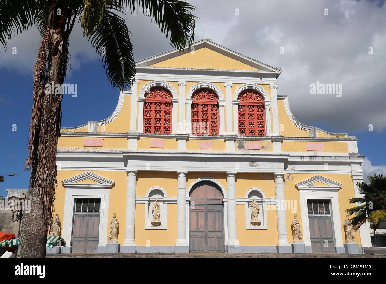 Pointe a Pitre, la ciudad más grande de Guadalupe. Iglesia Católica de San  Pedro y San Pablo, conocida localmente como Catedral Fotografía de stock -  Alamy