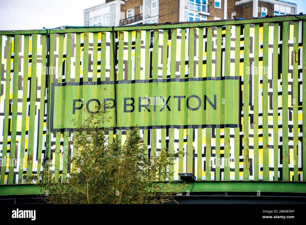 LONDRES-: Pop Brixton- un lugar de comida callejera, bar y vida nocturna hecho de contenedores de transporte reutilizados en Brixton, al suroeste de Londres. Foto de stock