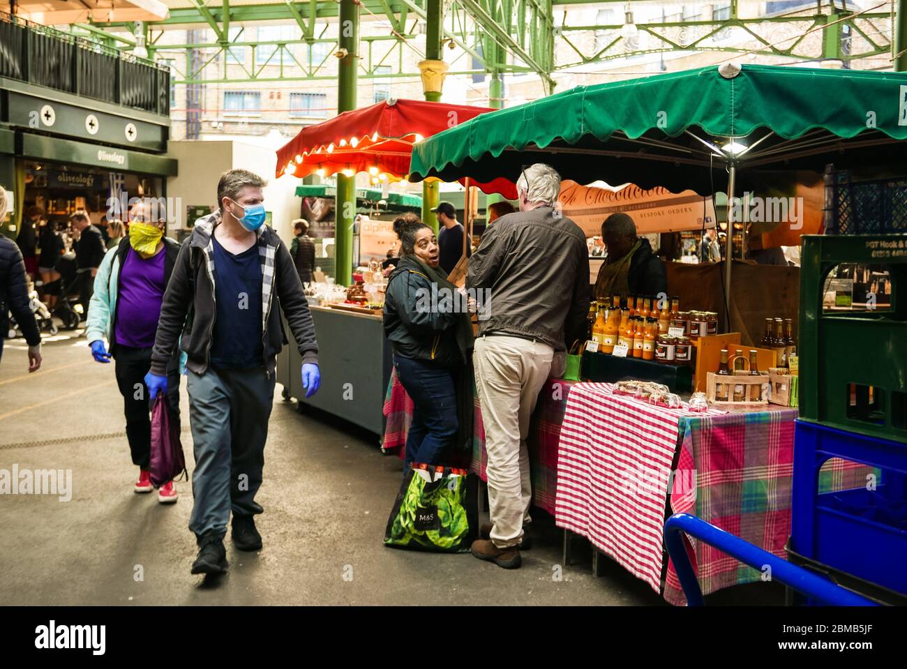 Londres, 2 de mayo de 2020: La gente que compra en el mercado Borough, London Bridge, Londres. Compras durante las restricciones del virus de la Corona. Foto de stock