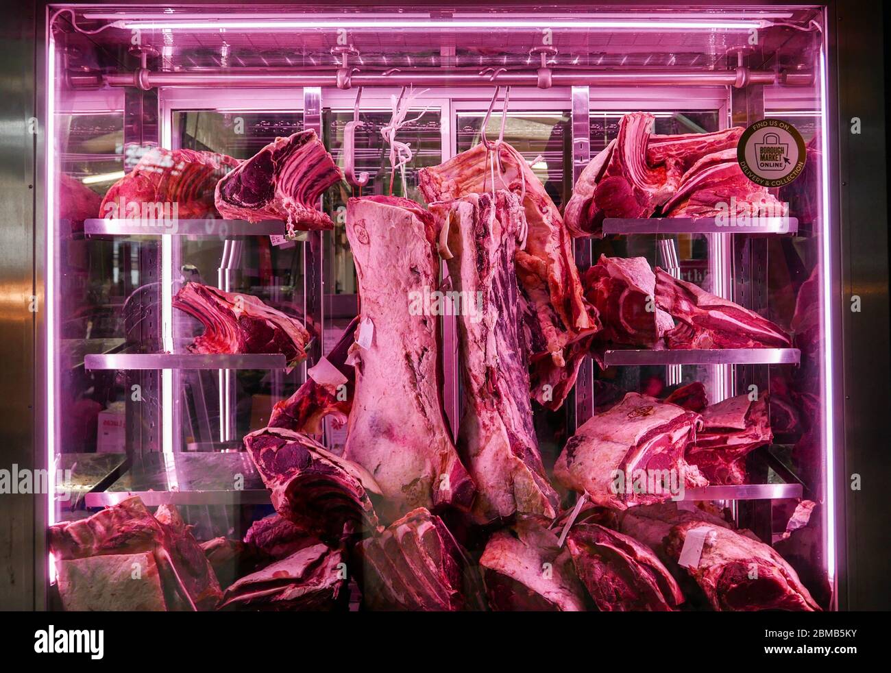 Exhibición de carne en el Mercado de Borough durante las restricciones del Virus Corona. Foto de stock