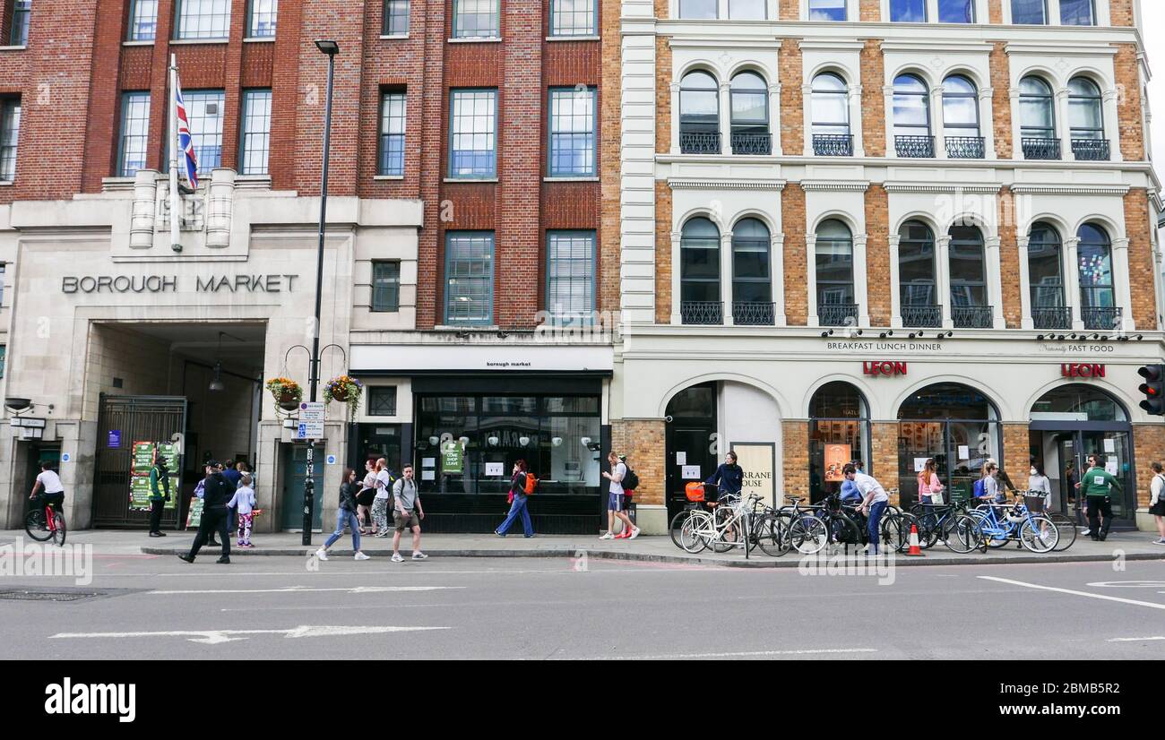 Londres, 2 de mayo de 2020: La gente que compra en el mercado Borough, London Bridge, Londres. Compras durante las restricciones del virus de la Corona. Foto de stock