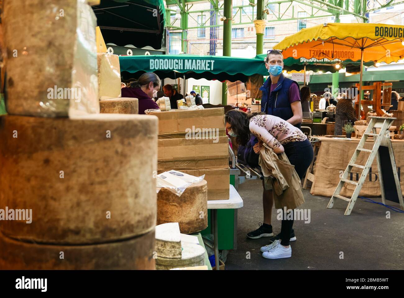 Londres, 2 de mayo de 2020: Gente de compras en Borough Market, London Bridge, Londres. Compras durante las restricciones del virus de la Corona. Foto de stock