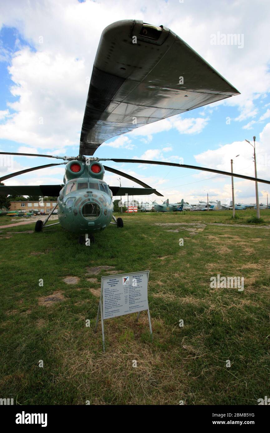 Vista frontal de un helicóptero Mil Mi-6 'Hook' de gran elevación con pintura militar verde en el Museo de Aviación Estatal de Zhuliany de Ucrania Foto de stock
