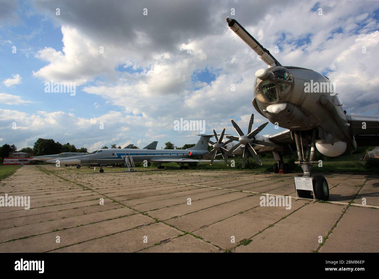 Vista de un Oso Tupolev tu-142, un entrenador de bombarderos tu-134UBL 'Volga' y un "contragolpe" tu-22M estacionado en el Museo de Aviación Estatal de Zhulyany de Ucrania Foto de stock