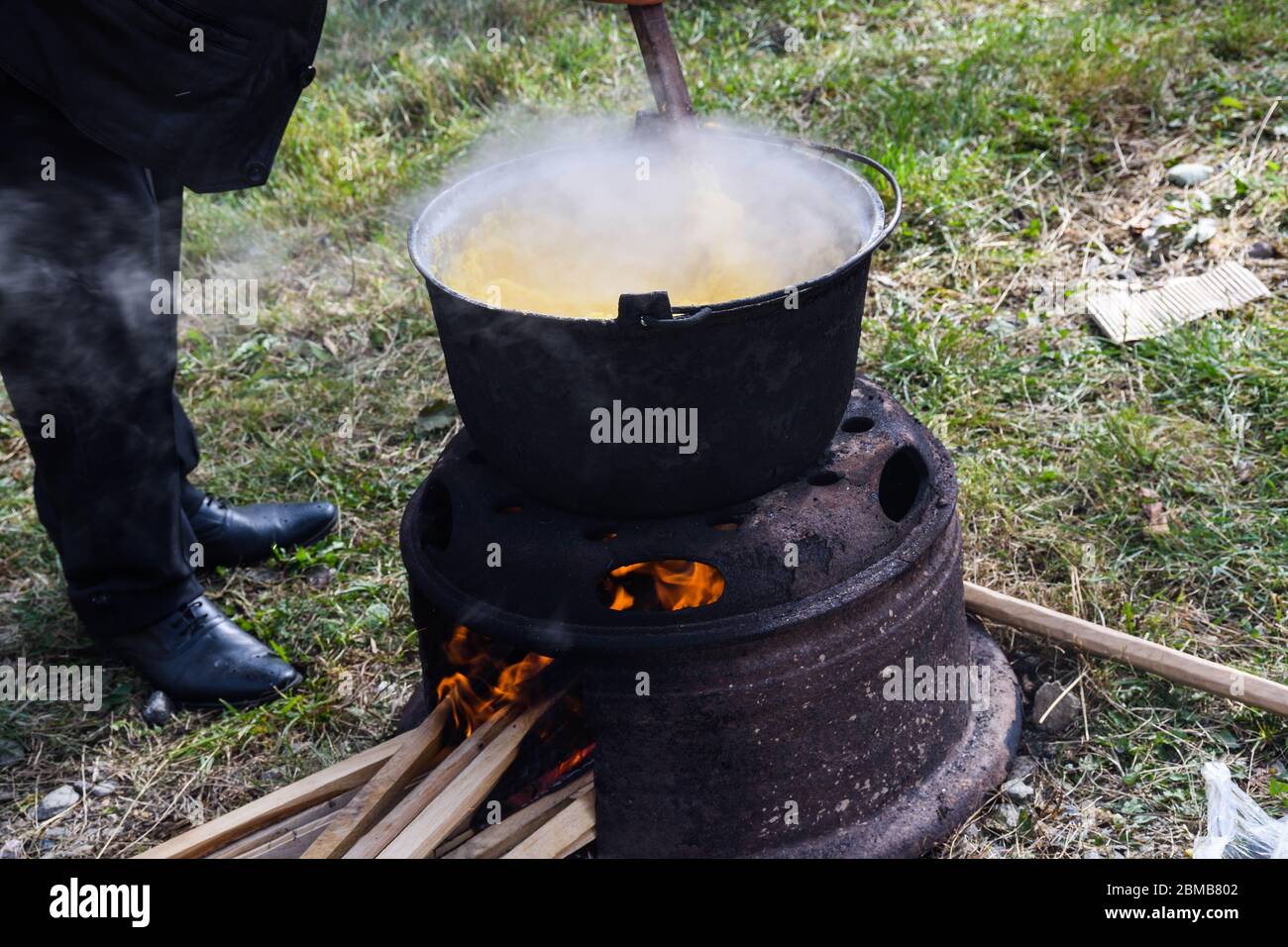 Utensilios de cocina con grandes ollas sobre el fuego Fotografía