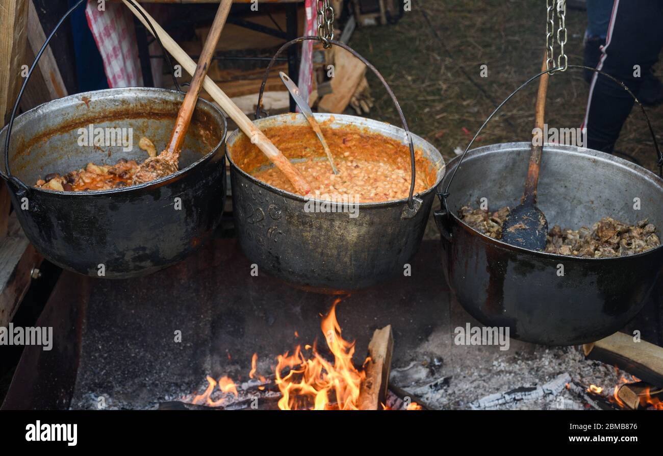 https://c8.alamy.com/compes/2bmb876/muy-grande-caldero-cocinar-alimentos-durante-la-fogata-grandes-ollas-en-el-fuego-preparar-durante-el-festival-de-alimentos-olla-turistica-colgando-sobre-el-fuego-en-un-tripode-cocine-2bmb876.jpg