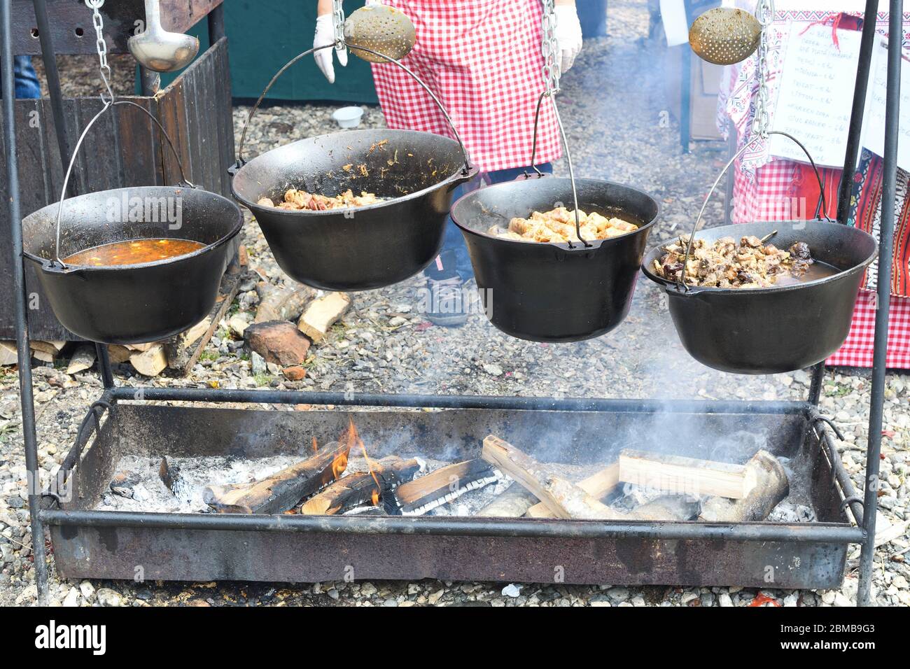 Tradicional actividad de cocinar en leñas y con grandes calderos para  satisfacer la necesidad alimentaria de la familia. …