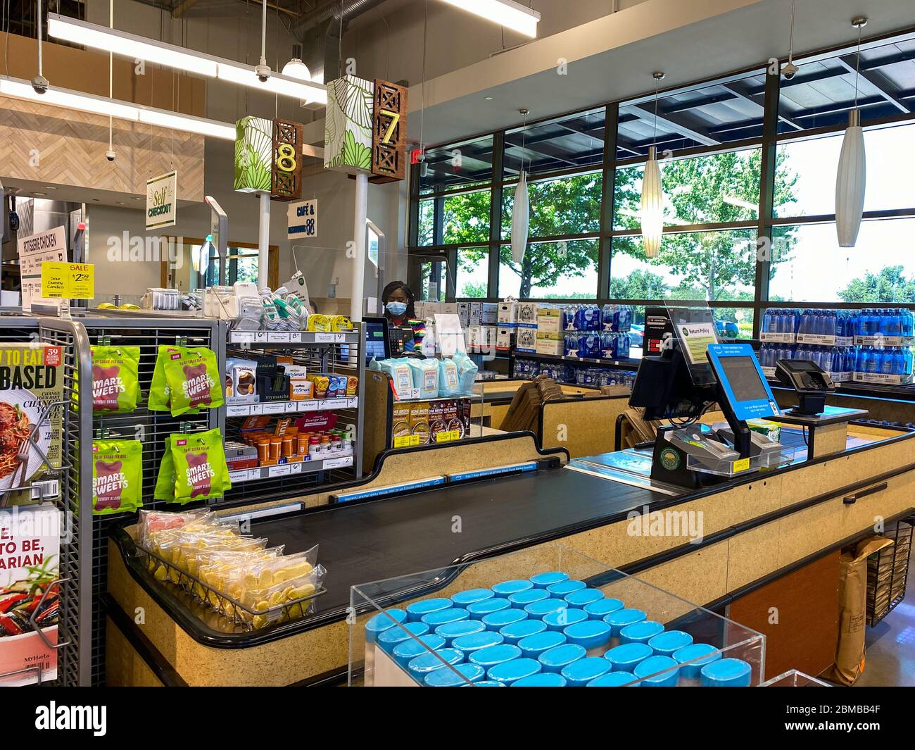 Grocery store check out fotografías e imágenes de alta resolución - Alamy