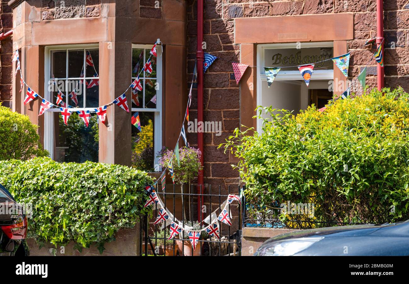 Berwick del Norte, Lothian del este, Escocia, Reino Unido. 8 de mayo de 2020. Celebraciones del día DE LA VICTORIA: Una casa victoriana decorada con bunting en la 75 conmemoración del día de la Victoria en Europa Foto de stock