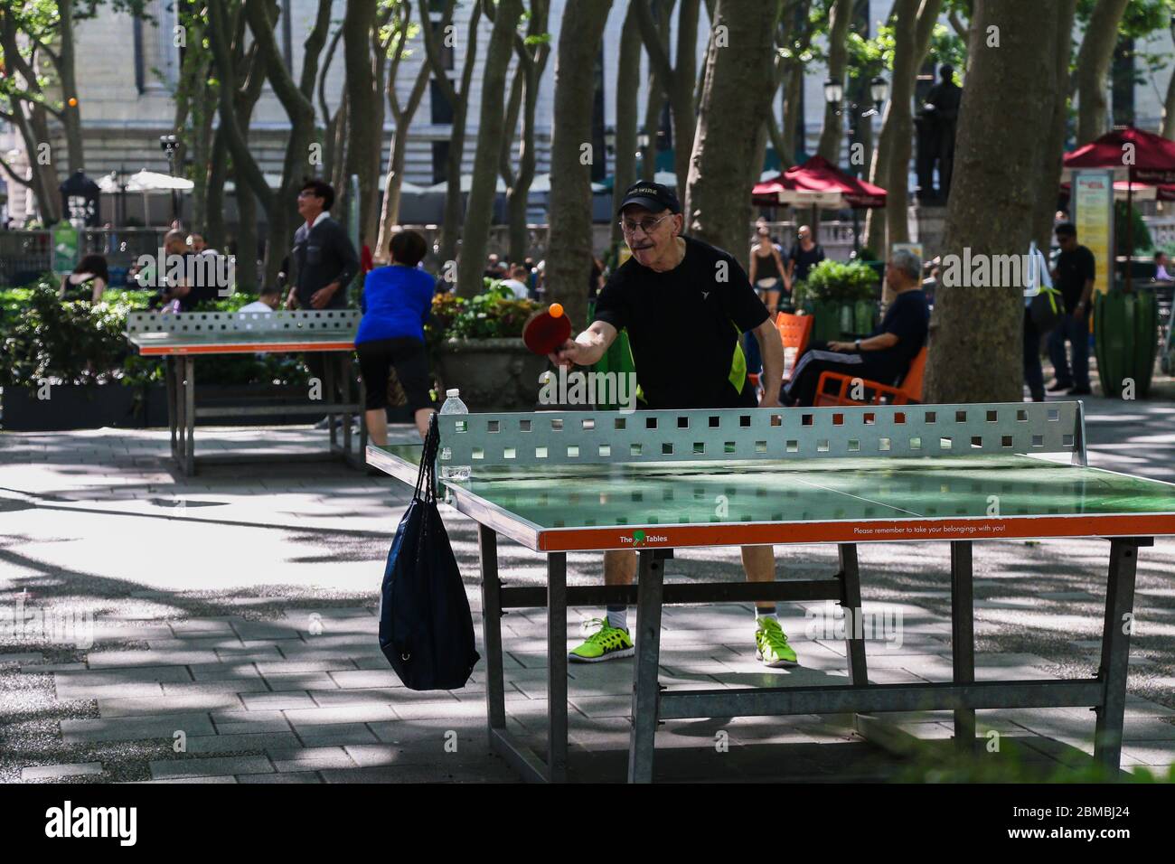 Hombre jugando ping pong en Bryant Park, Nueva York Fotografía de stock -  Alamy