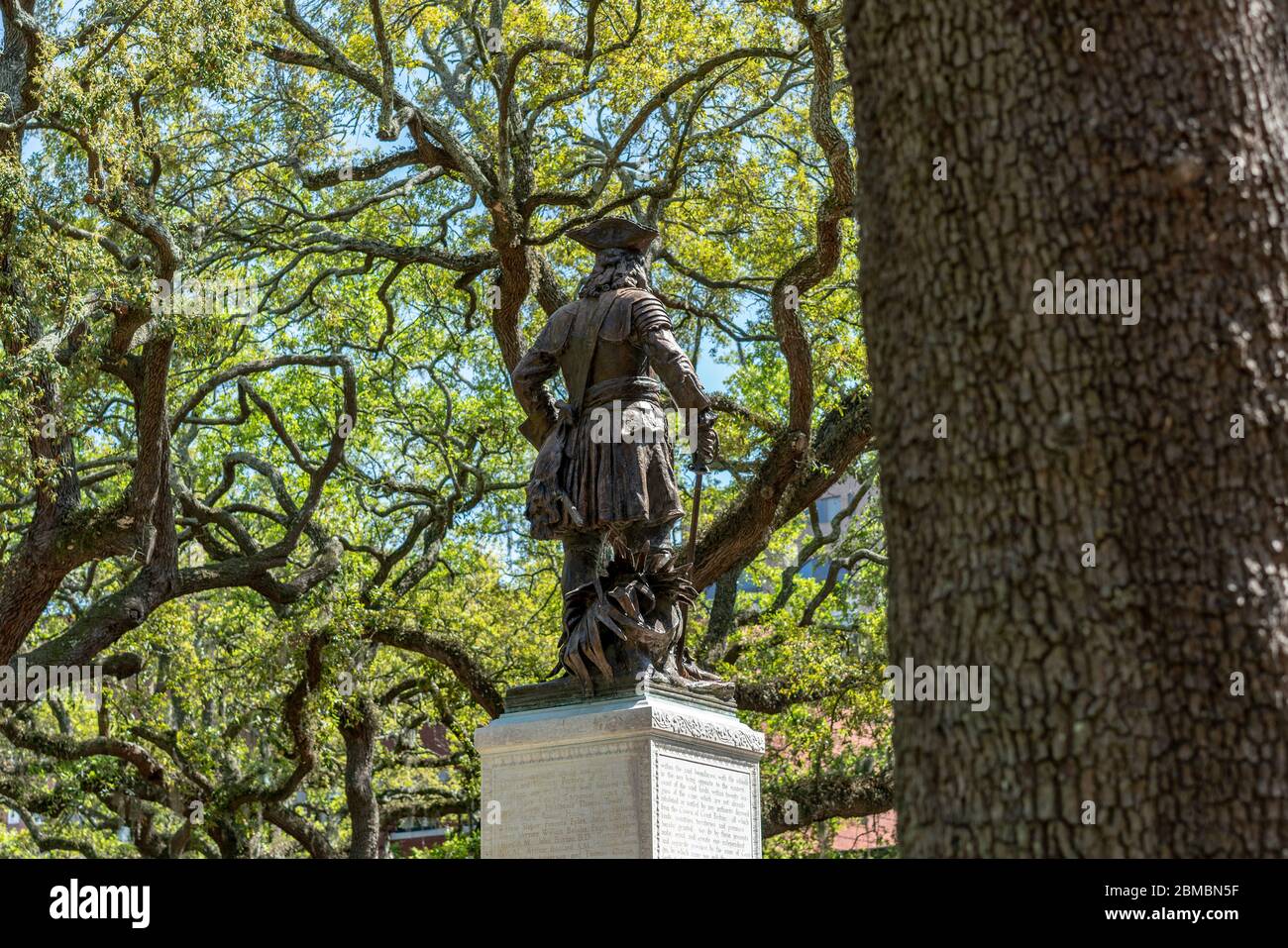 Una estatua de James Oglethorpe reside en Savannah, la plaza Chippewa llena de roble de Georgia. Foto de stock