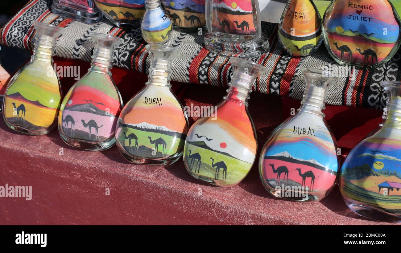 Botellas de arte de arena de colores en Dubai, Emiratos Árabes Unidos,  enero de 2020. Hermosos recuerdos vendidos para los turistas en dunas de  arena. Hay pequeños camellos Fotografía de stock - Alamy