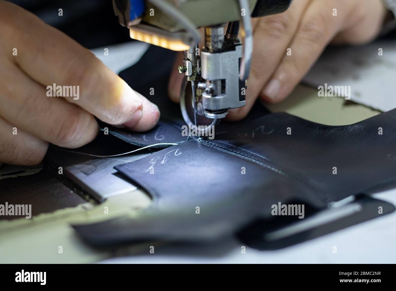 Hombre cosiendo un cuero en la máquina de coser zapatos para hacer zapatos  Fotografía de stock - Alamy