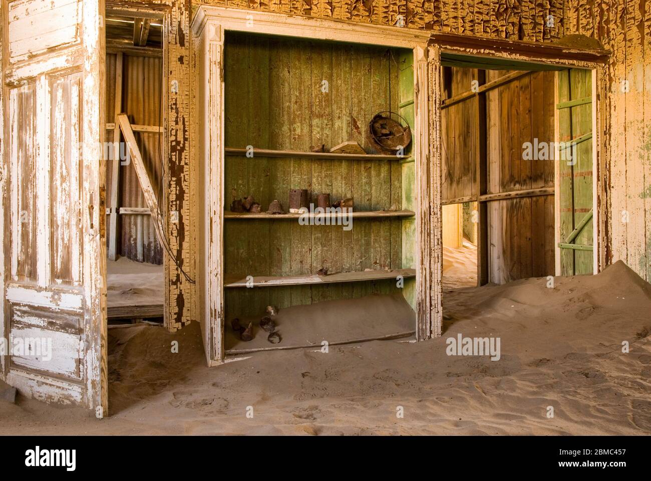 casas interiores antiguas en kolmanskop namibia Foto de stock