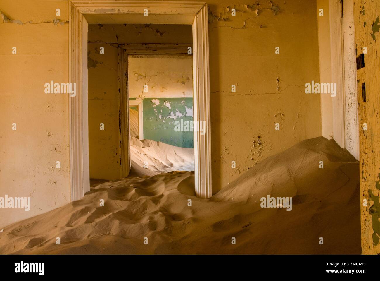 casas interiores antiguas en kolmanskop namibia Foto de stock