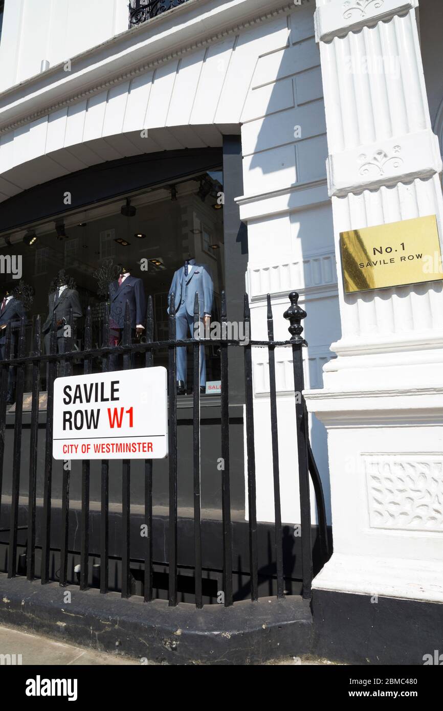 Gieves y Hawkes - caballeros sastre / sastrería tienda frente y la pantalla  de la ventana en el número 1, Savile Row, Londres, Reino Unido. La señal de  Westminster Street está adjunta