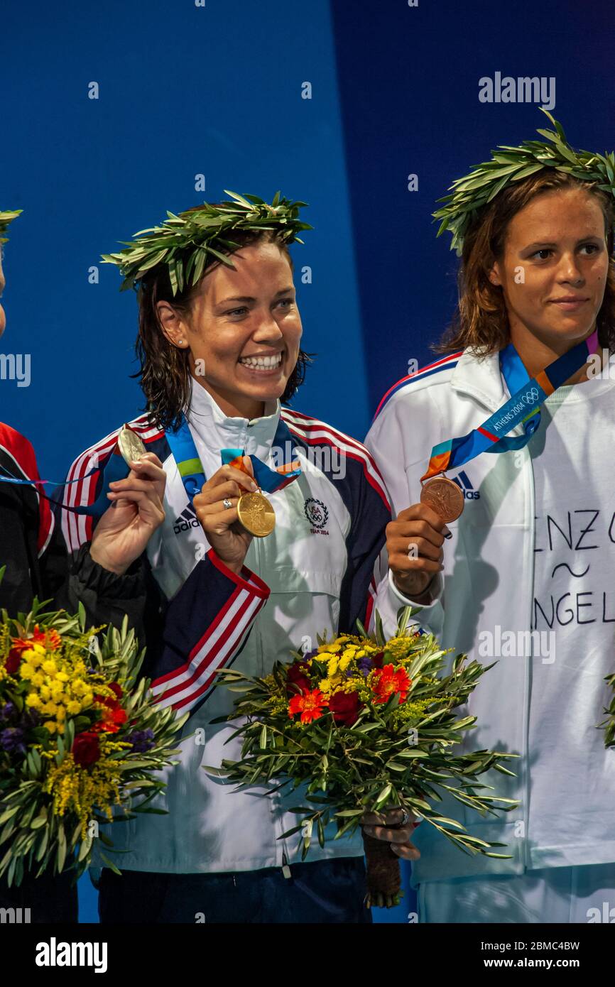 Natalie Coughlin (USA) L- gana la medalla de oro con Laure Manaudou (FRA) medallista de bronce en la final de 100 metros de carrera de espalda de la mujer en el Olympi 2004 Foto de stock