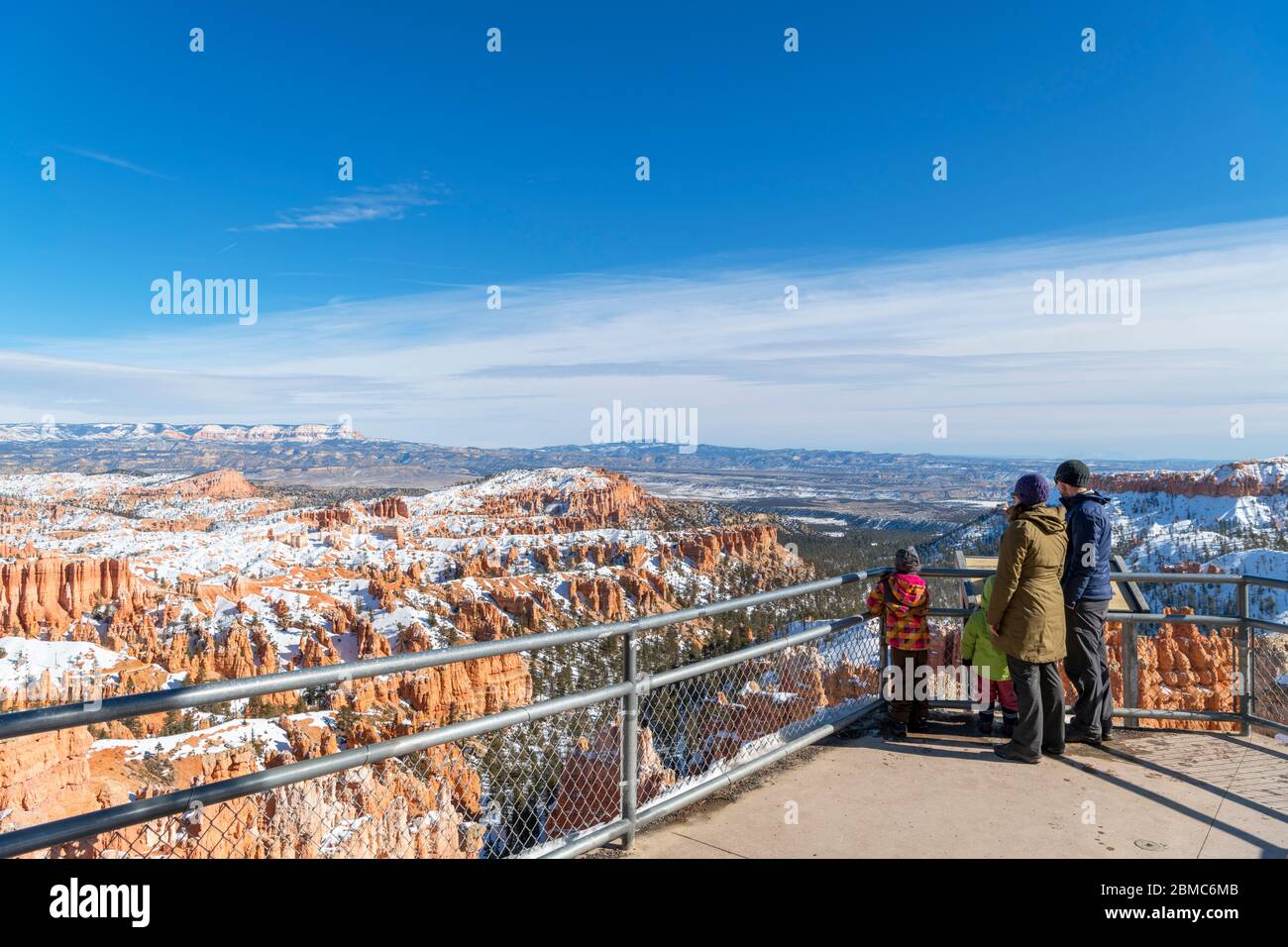 Familia mirando las vistas desde el mirador panorámico Sunset Point, Bryce Amphitheater, Bryce Canyon National Park, Utah, Estados Unidos Foto de stock
