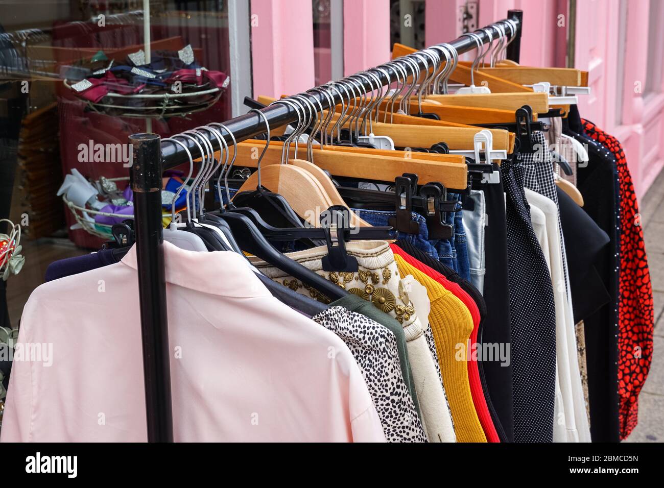 Boutique De Ropa De Segunda Mano Fotos e Imágenes de stock - Alamy