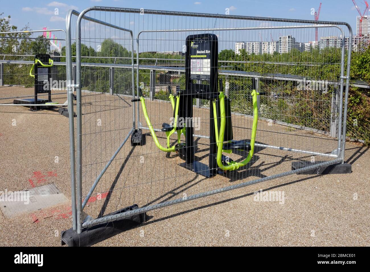 Máquinas de ejercicio al aire libre acordonadas debido al brote de coronavirus, Londres, Inglaterra Reino Unido Foto de stock