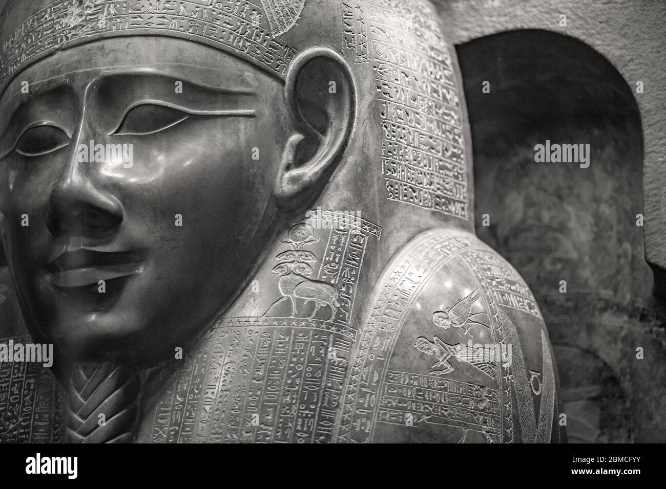 Sarcófago egipcio expuesto en el Louvre, París Foto de stock