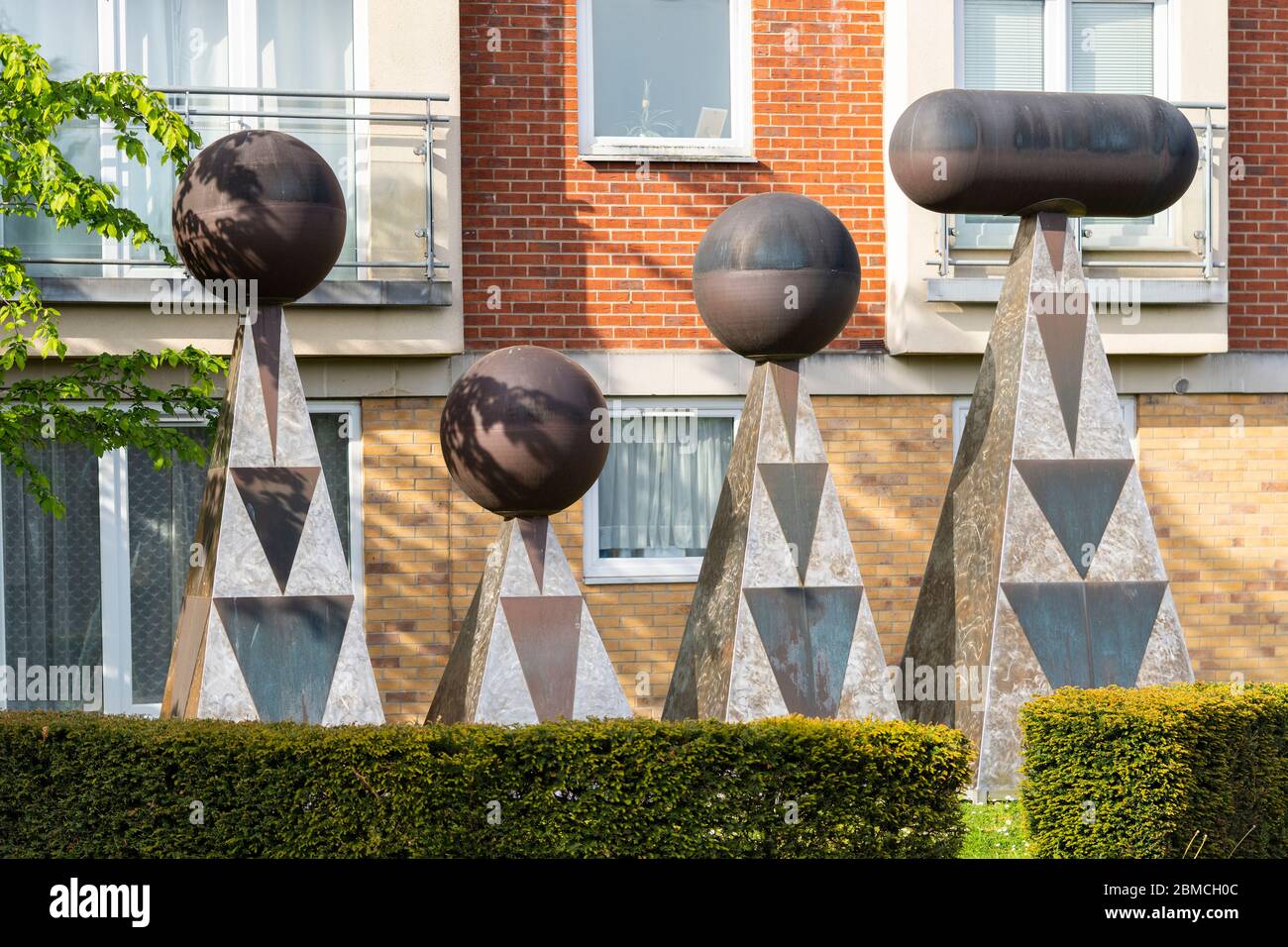 Las obras de arte públicas de Victory Hill en Winterthur Way están hechas de acero inoxidable y cobre hilado y representan la palabra victoria en el código morse. Basingstoke, Reino Unido Foto de stock