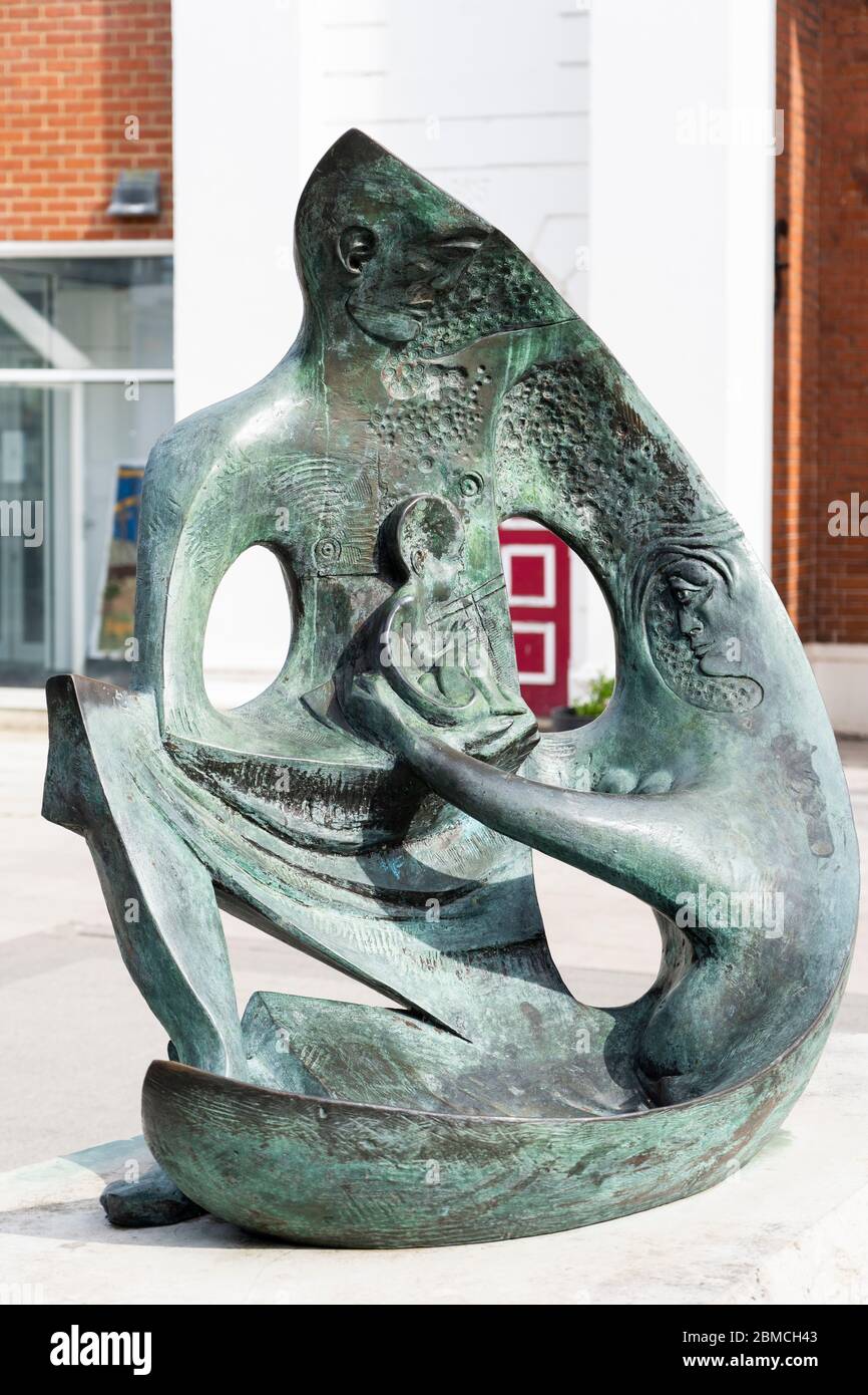 La familia - la escultura de la estatua de bronce de Mike Smith representa la unidad de la familia nuclear basándose en los valores familiares de la iglesia. Basingstoke, Reino Unido Foto de stock