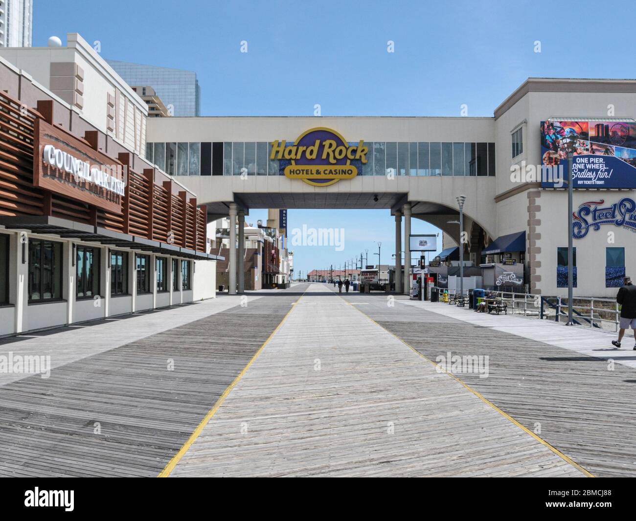 El mundialmente famoso paseo marítimo de Atlantic City está vacío debido a la pandemia de COVID-19 y el cierre de los casinos de hoteles, incluyendo el Hard Rock Foto de stock