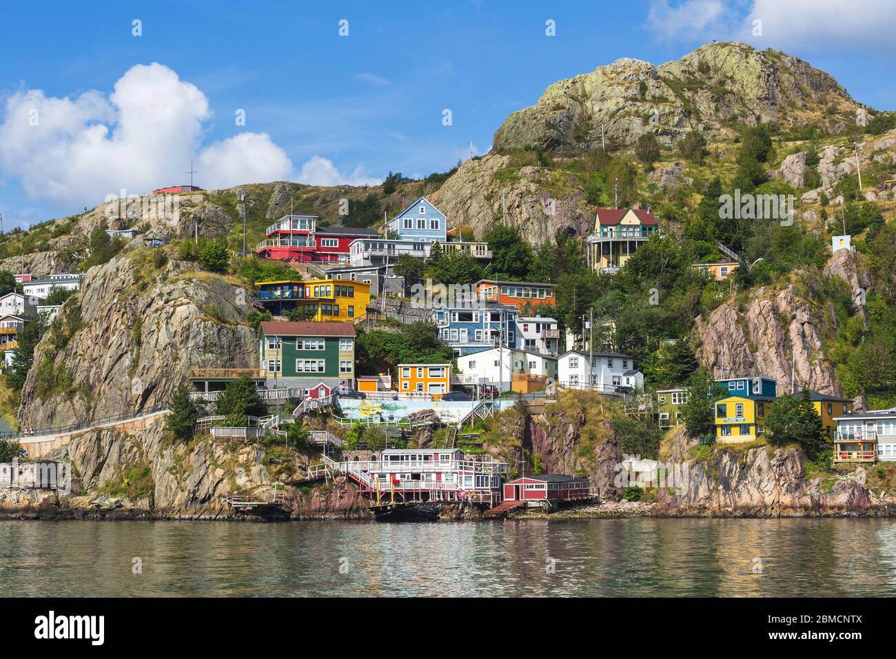 The Battery' un barrio en St. John's, Newfoundland, Canadá, visto desde el  otro lado del puerto de St. John's en el verano Fotografía de stock - Alamy