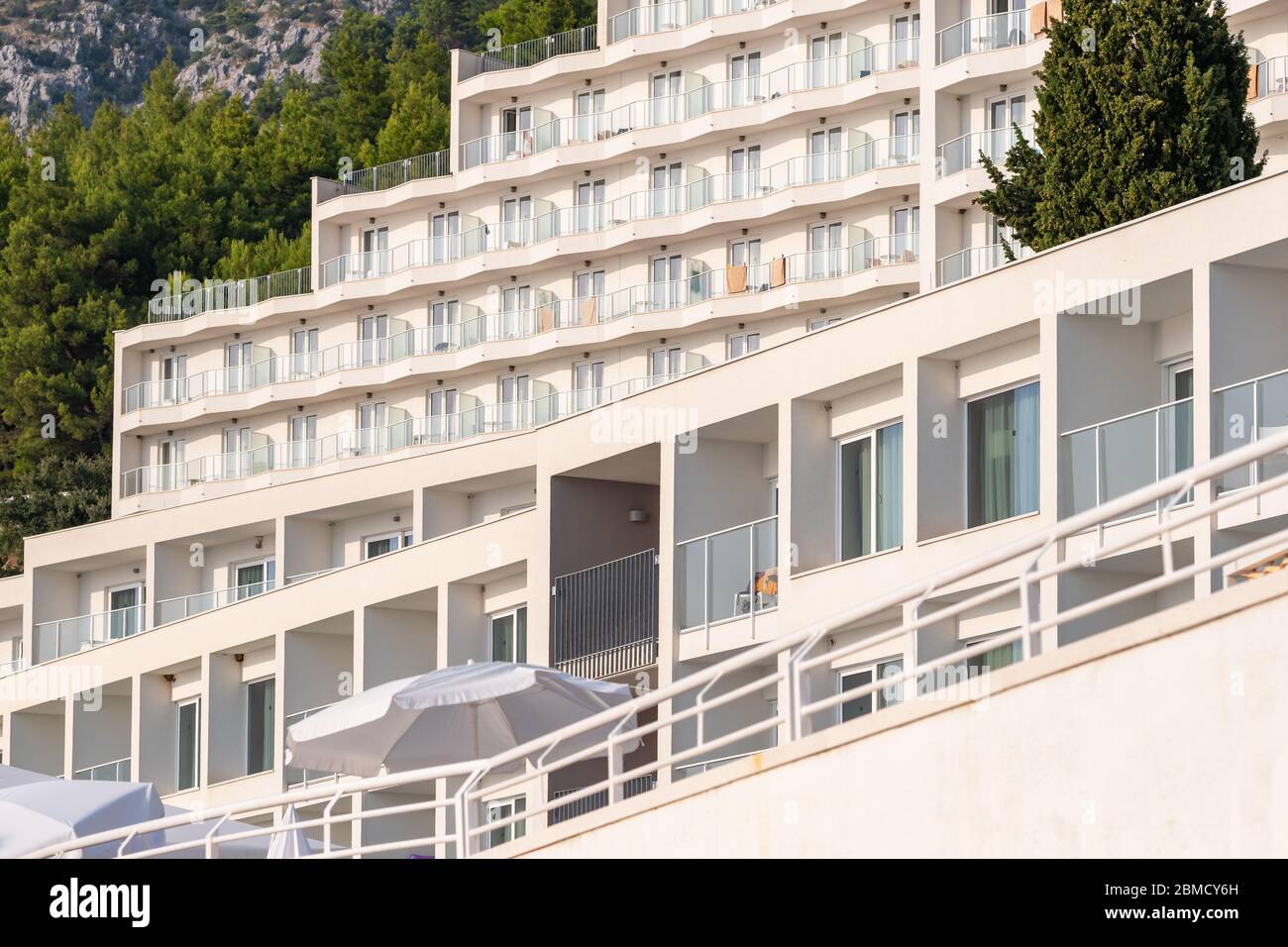 Gran complejo hotelero en el mar Adriático en la riviera Makarska en Croacia Foto de stock