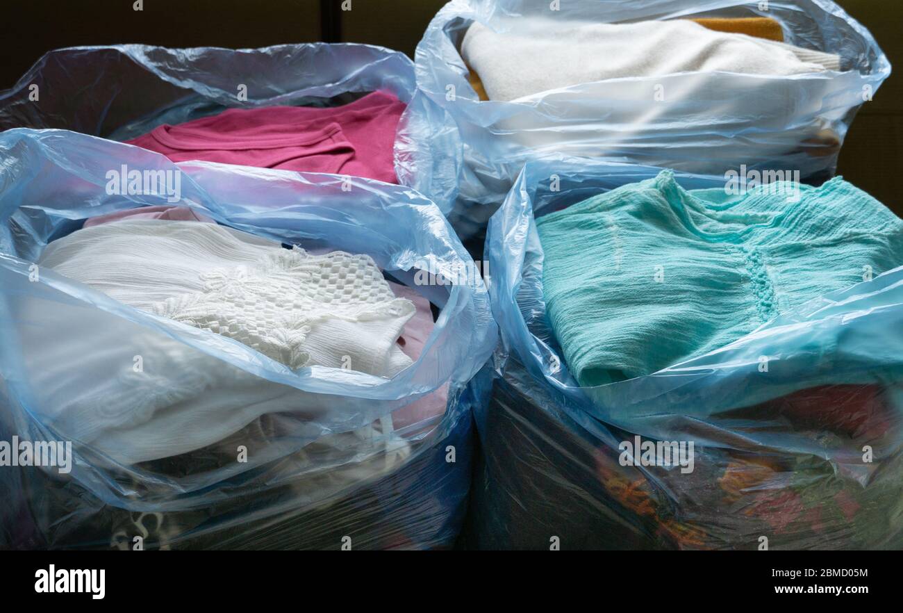 ropa usada y empacada en bolsas para reciclaje y para aquellos que la  necesitan Fotografía de stock - Alamy