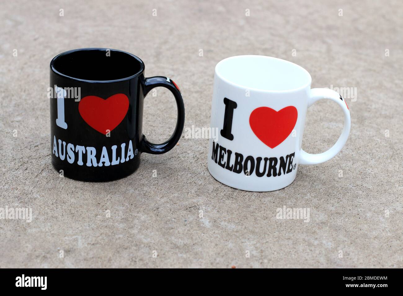 Primer plano de las tazas "I Love Melbourne" y "I love Australia" Foto de stock
