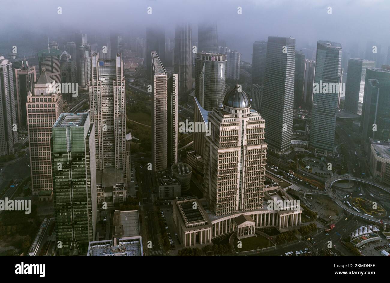 Vista aérea del edificio de Shanghai Landmark en niebla Foto de stock