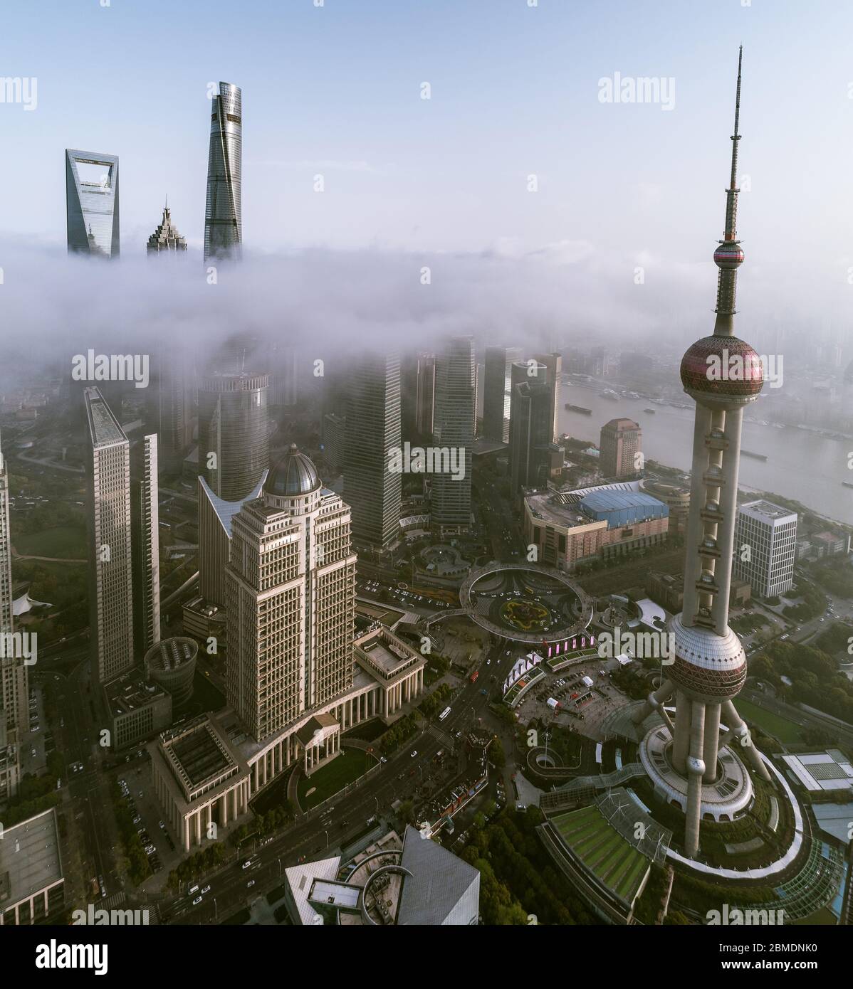 Vista aérea del edificio de Shanghai Landmark en niebla Foto de stock