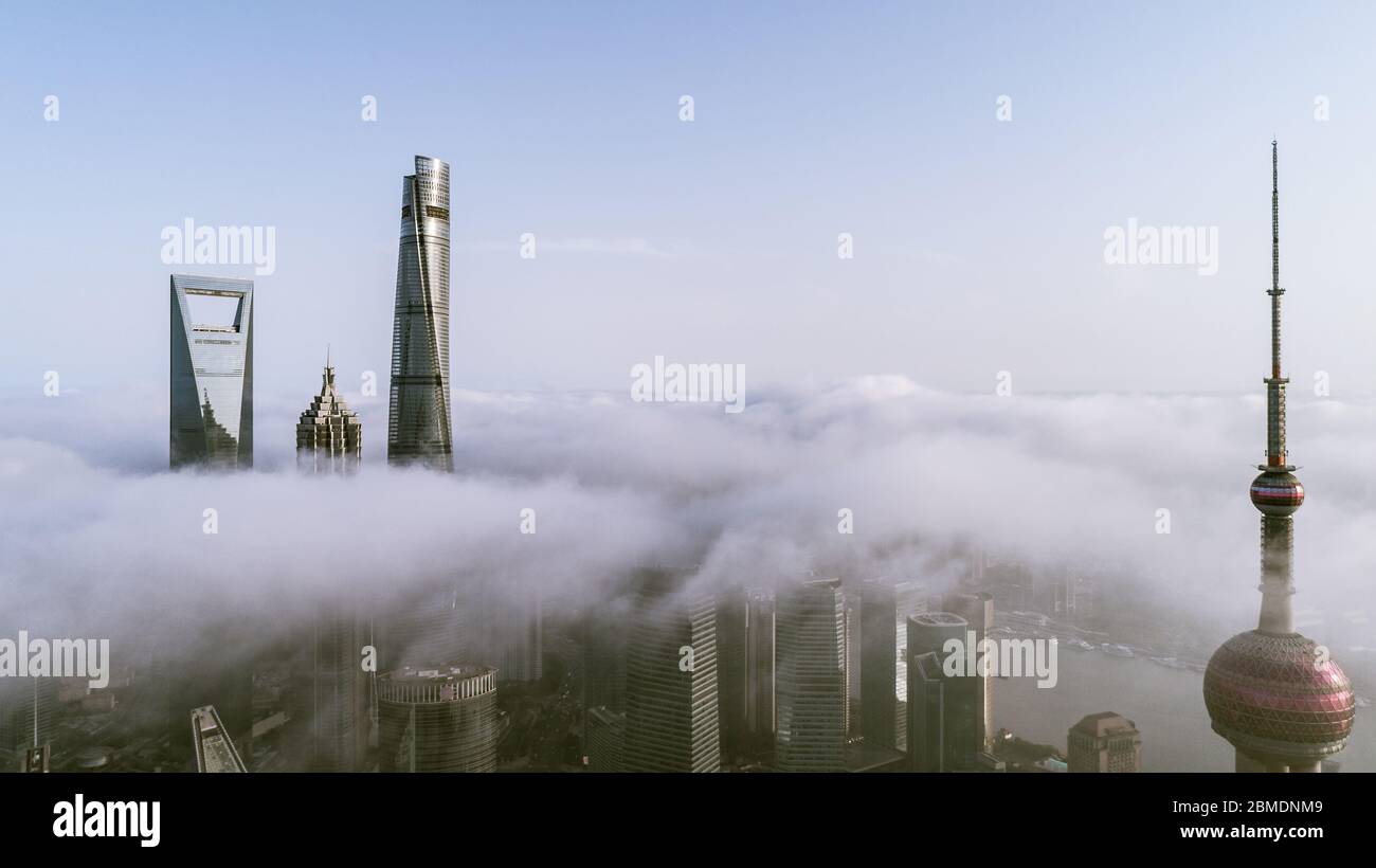 Vista aérea del edificio de Shanghai Landmark en niebla Foto de stock