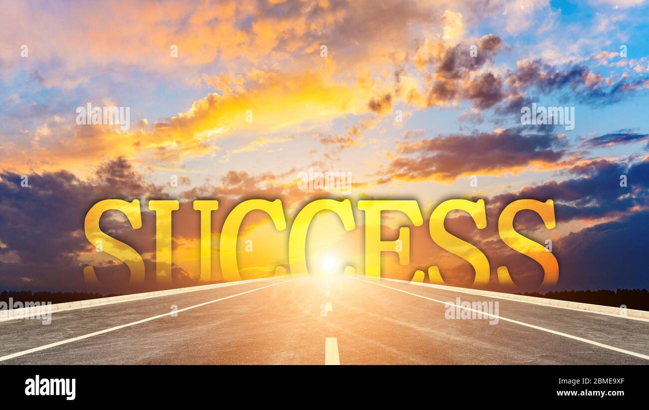 Escribe 'success' en una carretera de asfalto vacía. Ilustración creativa sobre el concepto de éxito. Foto de stock