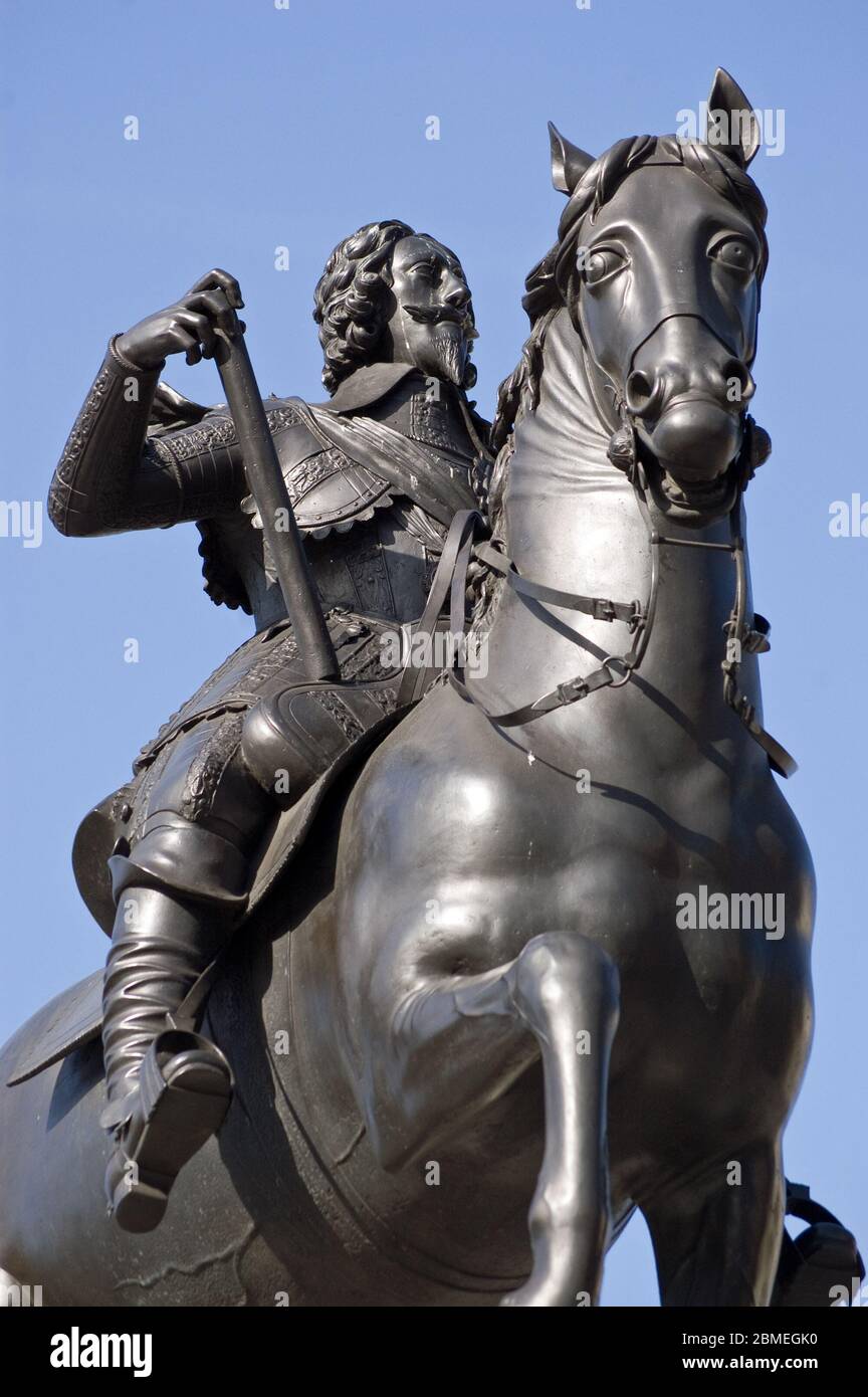 Estatua del monumento del rey Carlos I de Inglaterra, Escocia e Irlanda (1600-1649). En exhibición en Trafalgar Square, Westminster por más de 100 años. Cardo Foto de stock