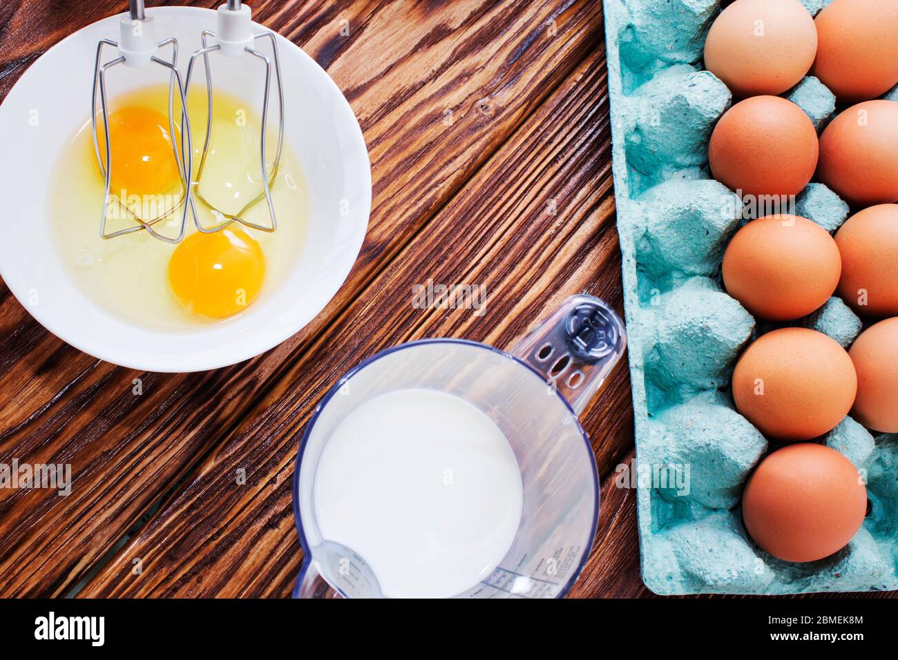 huevos y harina, productos para hornear pastel Fotografía de stock - Alamy