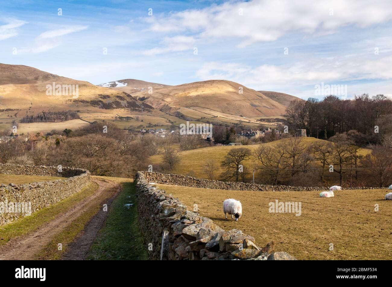 Las colinas nevadas de Howgill Fells se elevan en la ciudad de Sedbergh en el Parque Nacional de Yorkshire Dales. Foto de stock