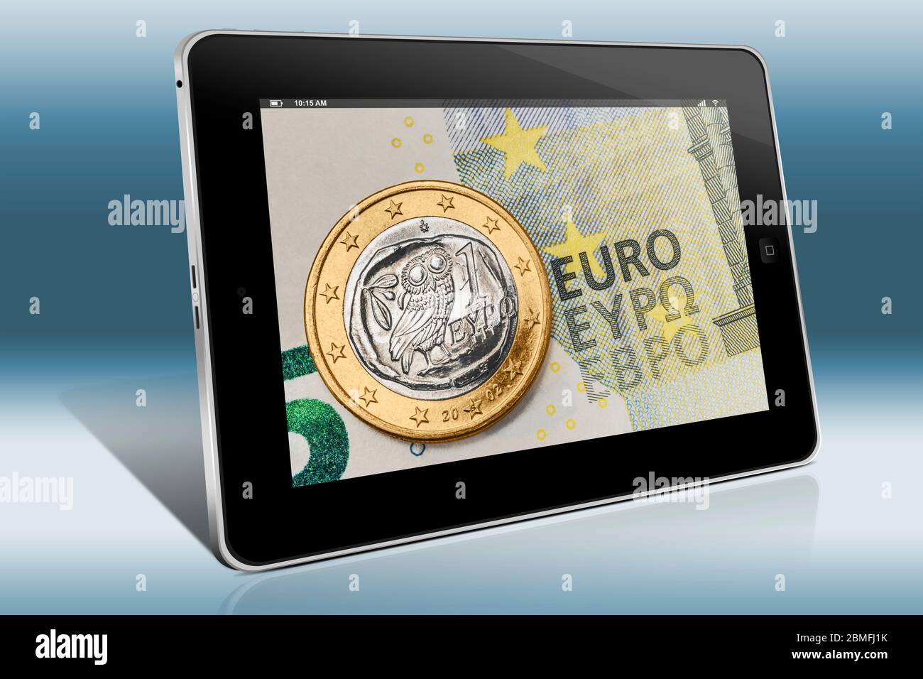 Una moneda de 1 euro de Grecia en un billete de 5 euros, vista en un Tablet PC Foto de stock