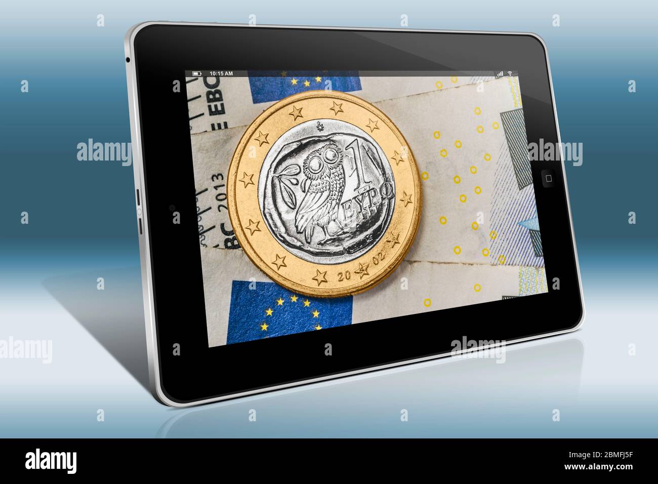 Una moneda de 1 euro de Grecia en billetes de euro, vista en un Tablet PC Foto de stock