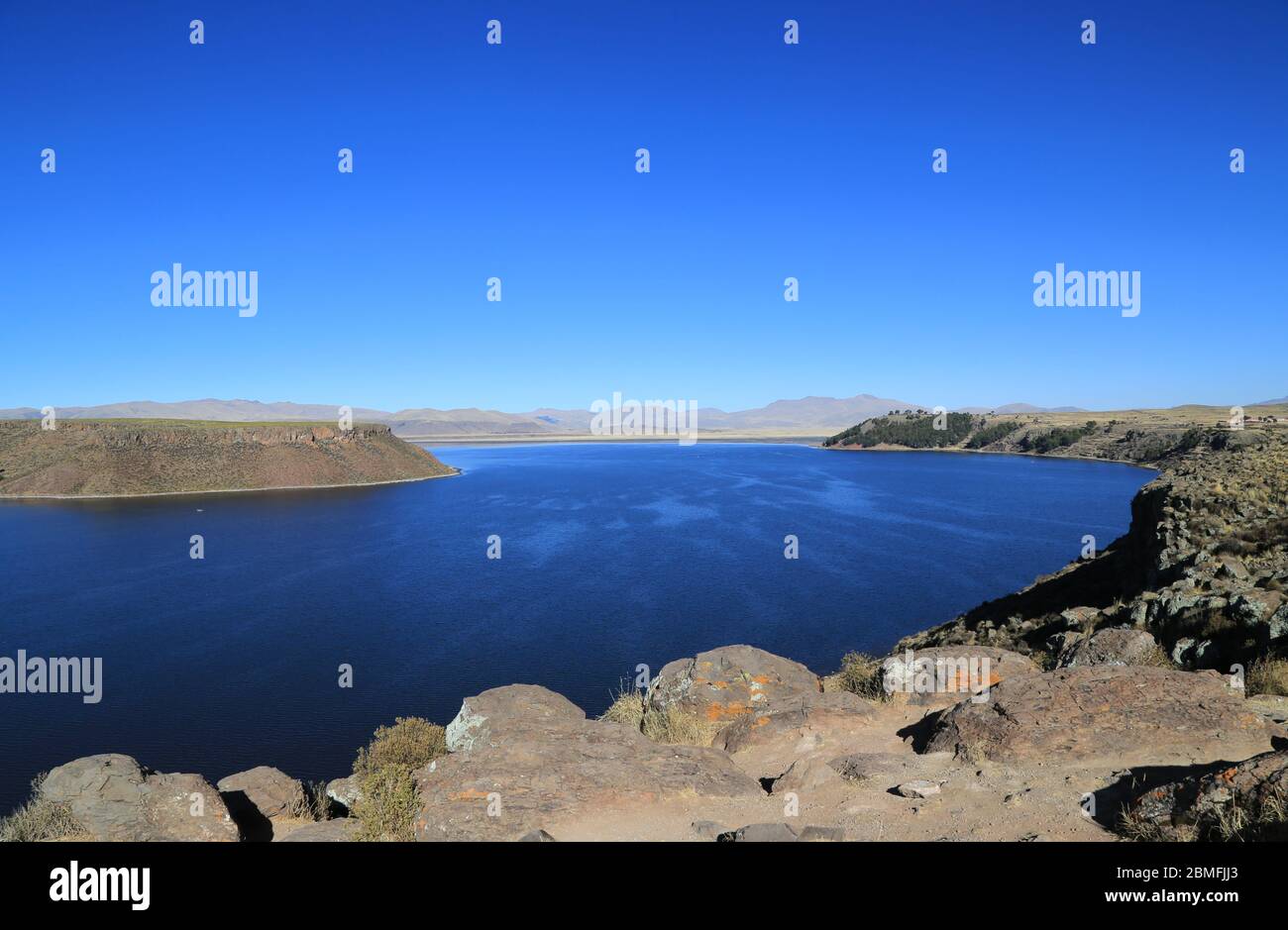 Laguna Umayo cerca del espléndido sitio arqueológico de Sillustani, Perú Foto de stock