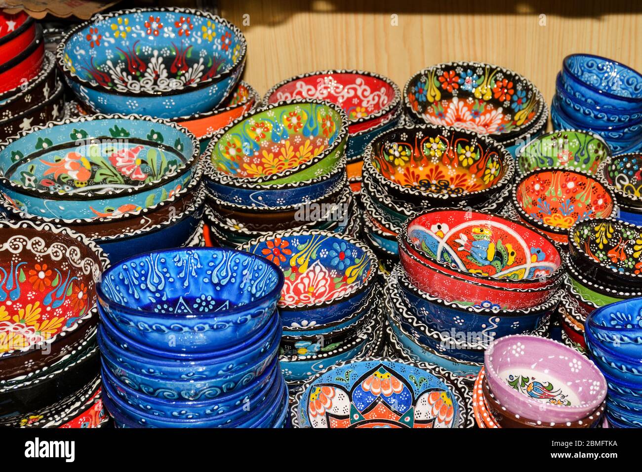 Cuencos de cerámica de colores orientales a la venta en el Gran Bazar en  Estambul, Turquía Fotografía de stock - Alamy
