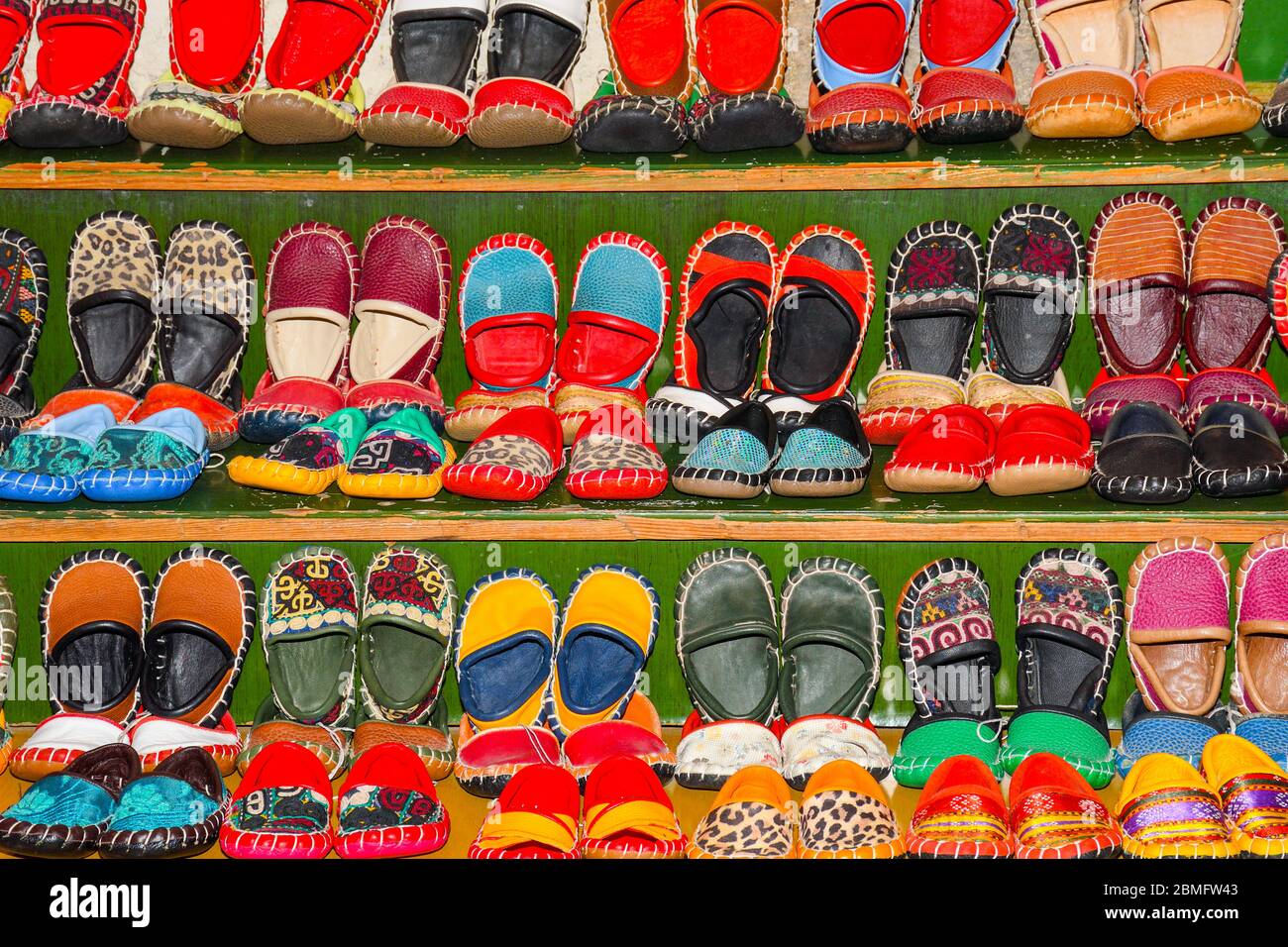 Niños niño y niña zapatos a la venta. Sandalias multicolores en la tienda  turca en Estambul. Cuero y materias textiles, diferentes diseños y texturas  Fotografía de stock - Alamy