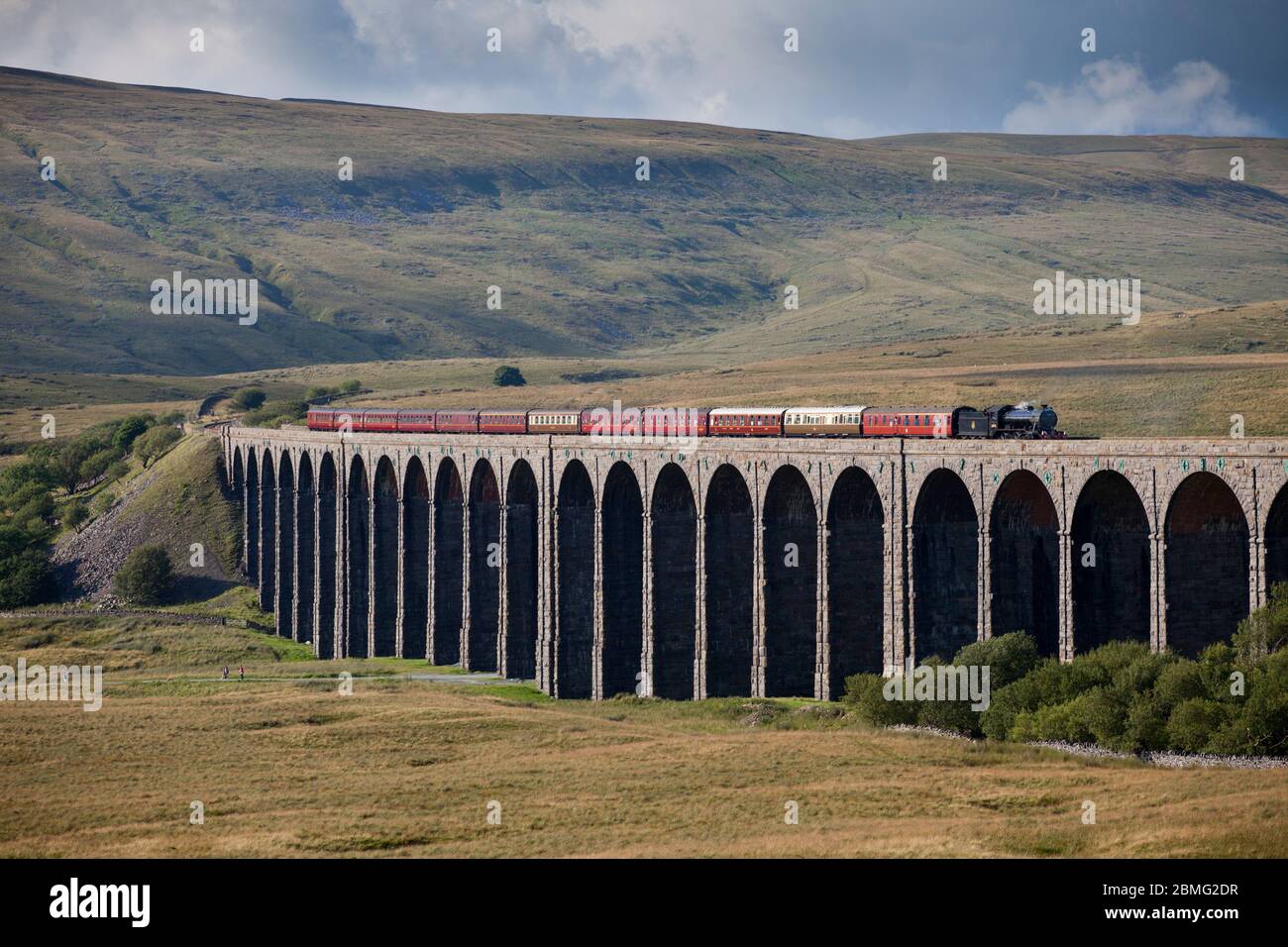 Locomotora de vapor 61994 el Gran Marqués cruzando el viaducto de Ribblehead en el asentamiento de la línea Carlisle con el tren de flellsman de la costa oeste Foto de stock