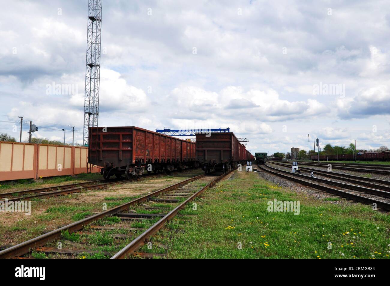 Los vagones de tren en la última parada. Transporte ferroviario de