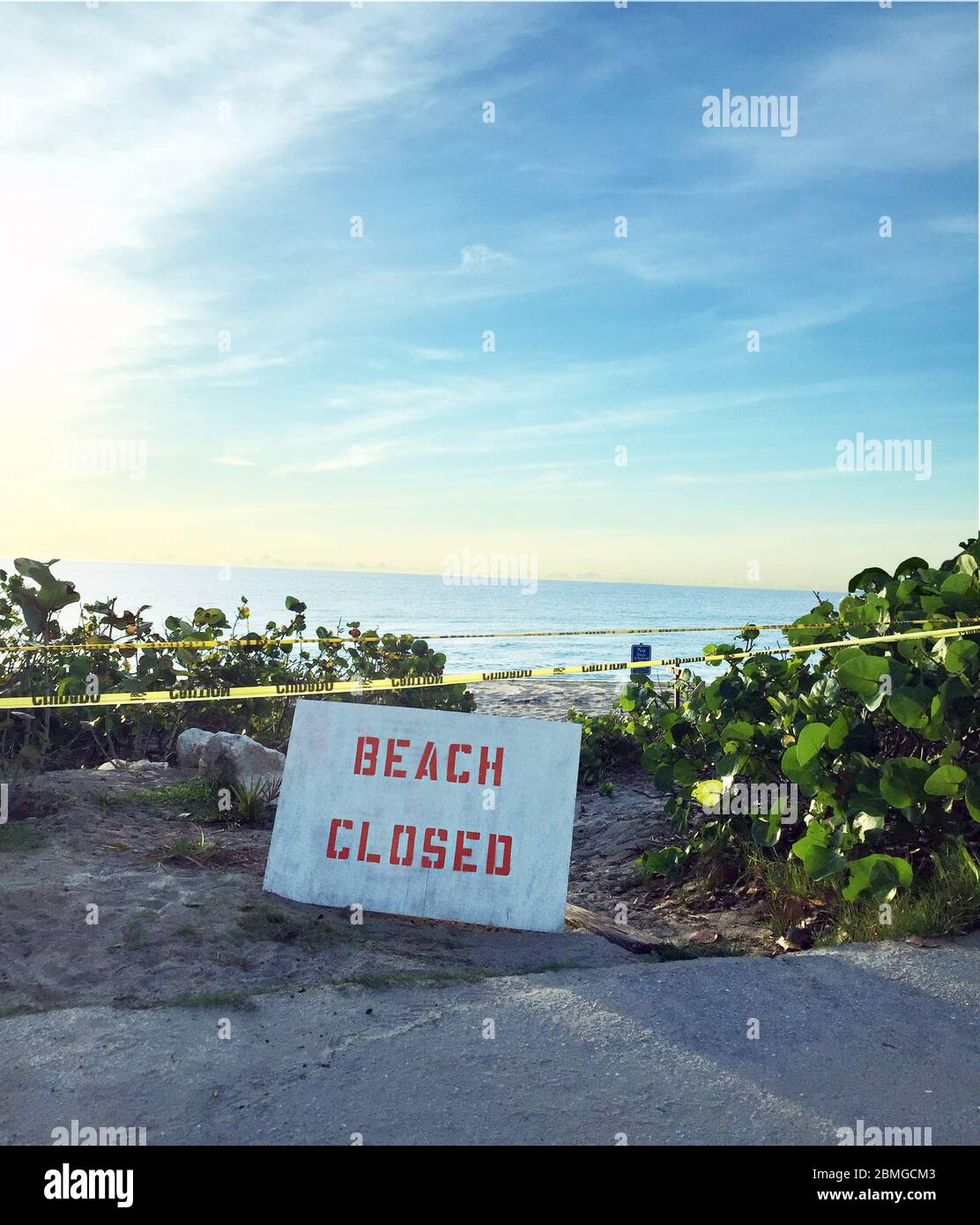 Beach cerró el signo en Florida, EE.UU. Debido al coronavirus, covid-19 epidemia Foto de stock